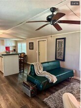 1927 Sika Deer Dr in Tallahassee, FL - Foto de edificio - Building Photo