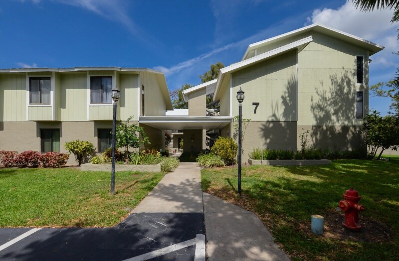 800 NW Fork Rd in Stuart, FL - Foto de edificio