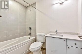 3270 Sheppard Ave E in Toronto, ON - Building Photo - Building Photo