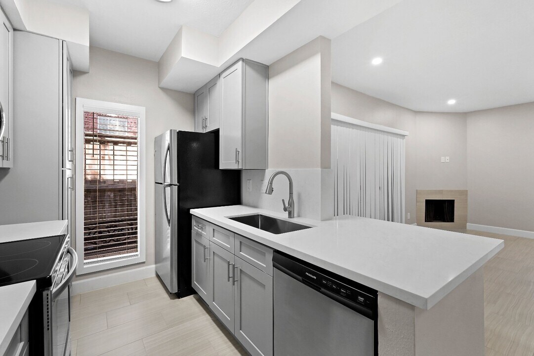 2300 Augusta Dr in Houston, TX - Building Photo