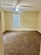 412 W Nazro St in Baytown, TX - Foto de edificio - Building Photo