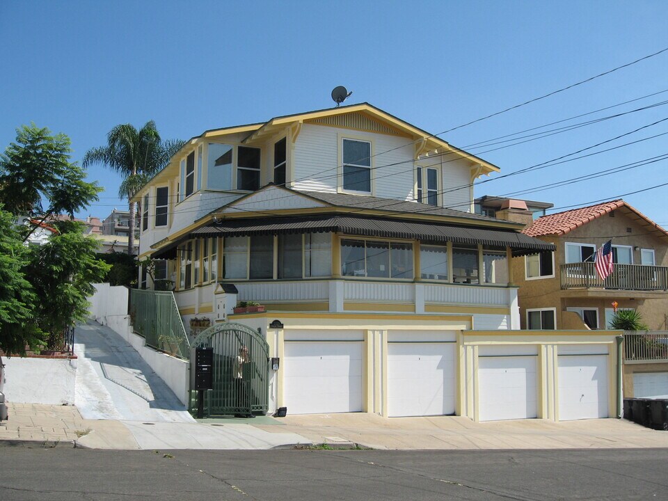 2329 Curlew St, Unit #3 in San Diego, CA - Building Photo