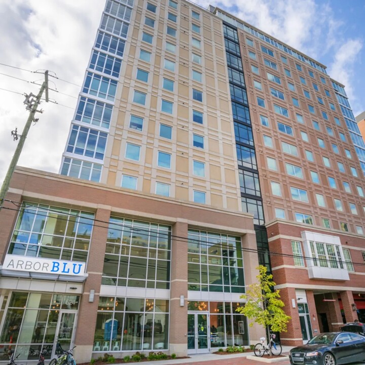 Sterling Arbor Blu in Ann Arbor, MI - Foto de edificio