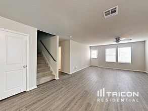 2415 Marbach Woods in San Antonio, TX - Foto de edificio - Building Photo