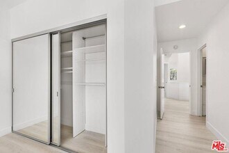 4240 Lost Hills Rd in Agoura Hills, CA - Foto de edificio - Building Photo