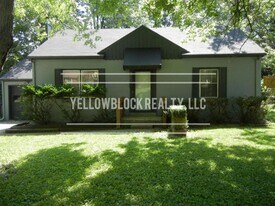 8661 Sleepy Hollow Rd in Kansas City, MO - Building Photo