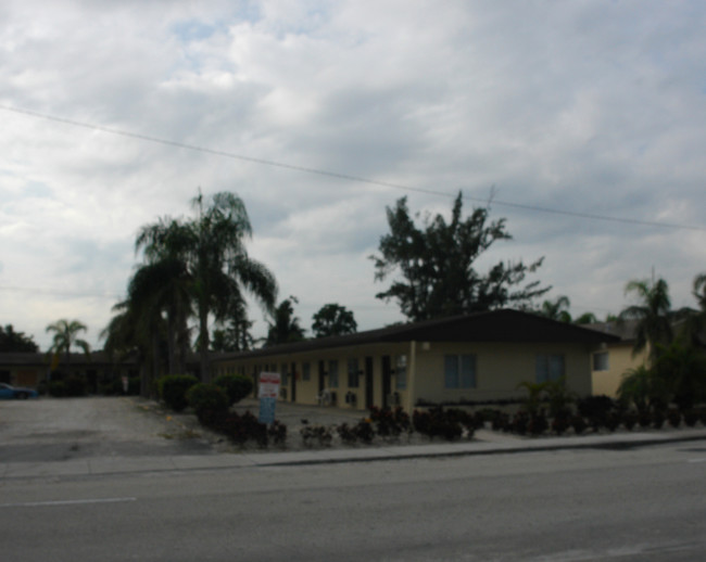 Van Buren Apartments in Hollywood, FL - Foto de edificio - Building Photo