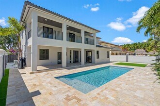 8946 NW 176th Ln in Hialeah, FL - Building Photo - Building Photo
