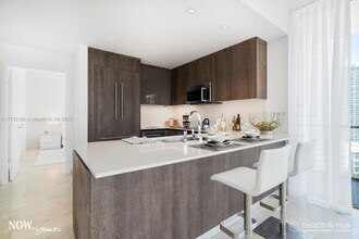 88 SW 7th St, Unit # 1411 in Miami, FL - Building Photo - Building Photo