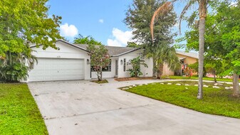 635 Kingbird Cir in Delray Beach, FL - Building Photo