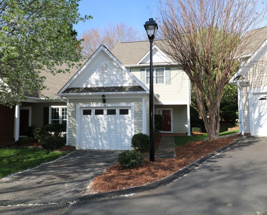 506 Sherwood Hills Dr in Winston-Salem, NC - Building Photo