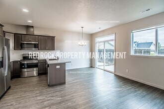 227 S Woodlawn Rd in Spokane Valley, WA - Foto de edificio - Building Photo