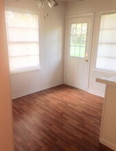 1112 N 4th Street in Silsbee, TX - Foto de edificio - Building Photo