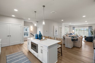 Mystic Cove - Luxury Lakefront Living in Lake Orion, MI - Foto de edificio - Building Photo