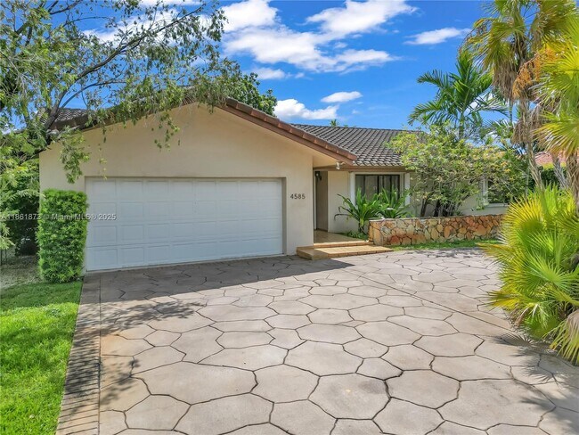 4585 SW 87th Ave in Miami, FL - Building Photo - Building Photo
