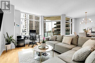 570-570 Laurier Ave W in Ottawa, ON - Building Photo - Building Photo