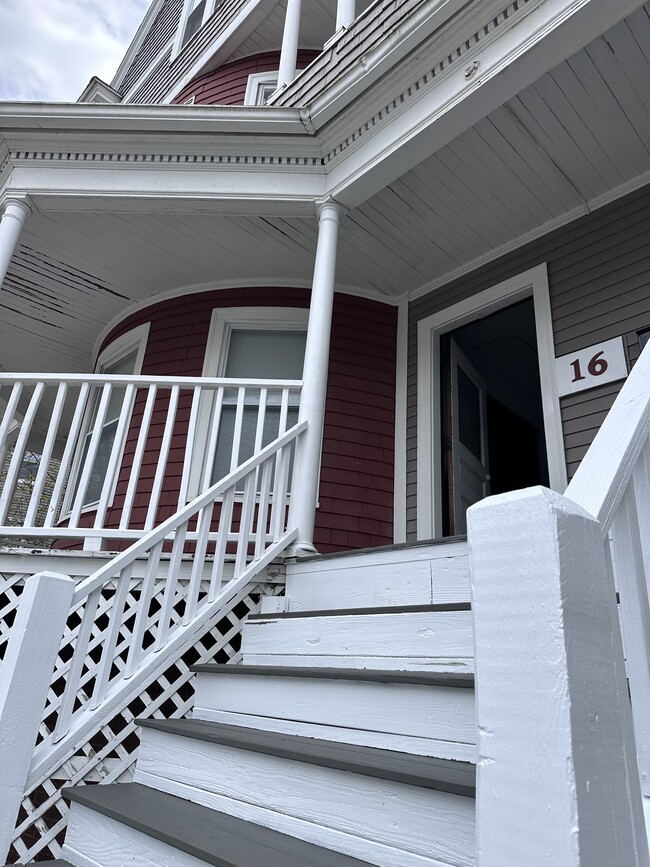 16 Hillside St