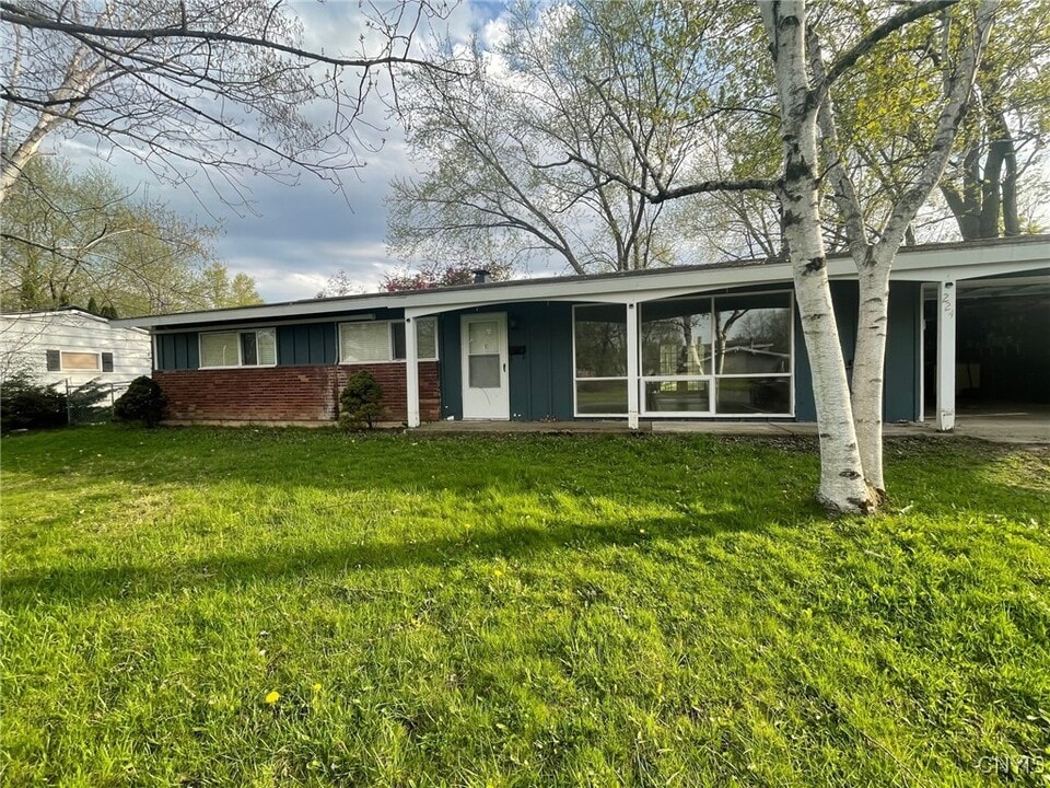224 Blackberry Rd in Liverpool, NY - Building Photo