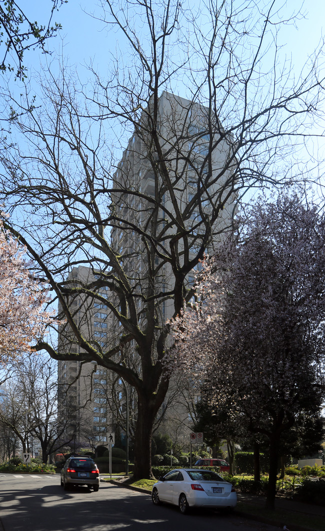 Sutton Gardens in Vancouver, BC - Building Photo - Building Photo