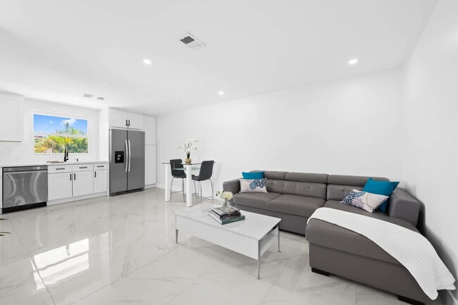 871 NW 23rd Terrace in Pompano Beach, FL - Foto de edificio - Building Photo