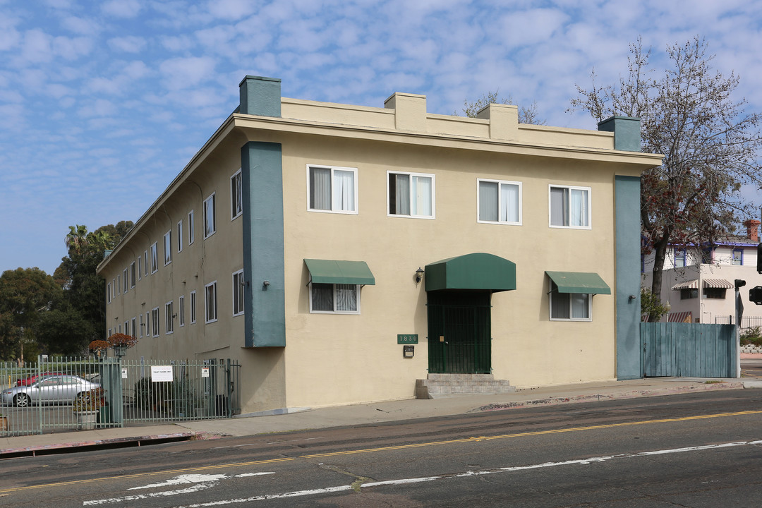 Villa De Oro Apartments in San Diego, CA - Foto de edificio