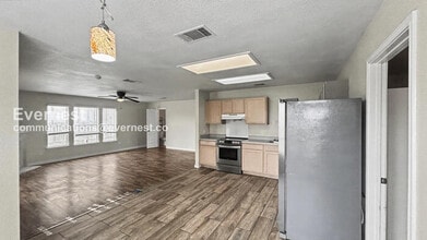 386 Siebert Dr in Kyle, TX - Foto de edificio - Building Photo