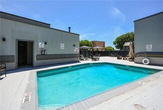 935 La Posada Dr in Austin, TX - Foto de edificio - Building Photo