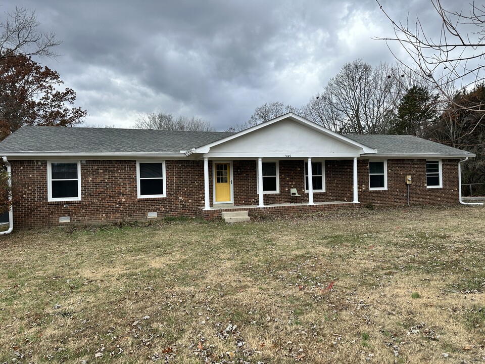 1026 Lennox Ave in Greenbrier, TN - Building Photo