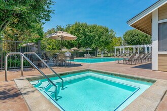 Woodside Village in Ventura, CA - Foto de edificio - Building Photo