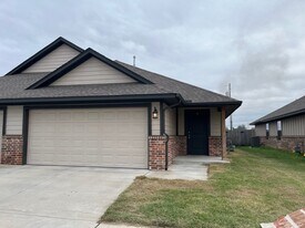 5210 Oakwood Villa Ct in Bethany, OK - Building Photo