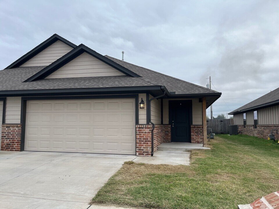 5210 Oakwood Villa Ct in Bethany, OK - Building Photo
