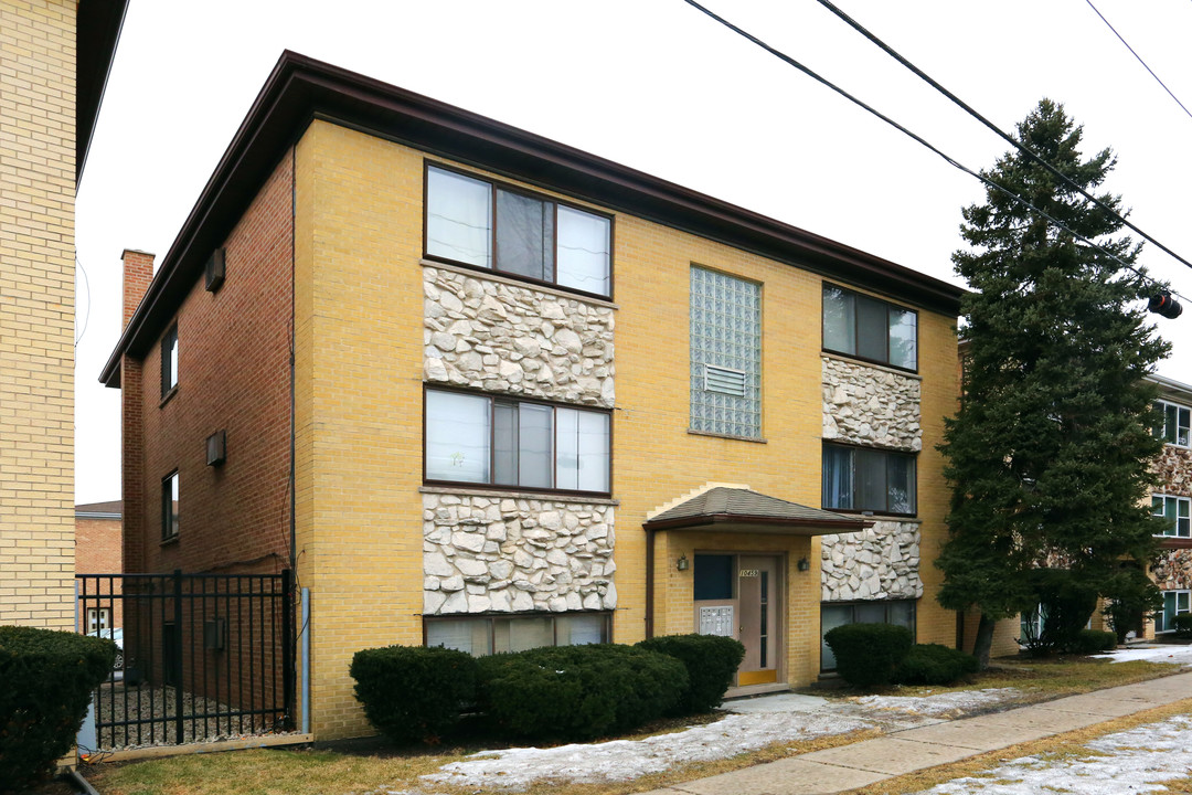 10459 W Touhy Ave in Rosemont, IL - Building Photo