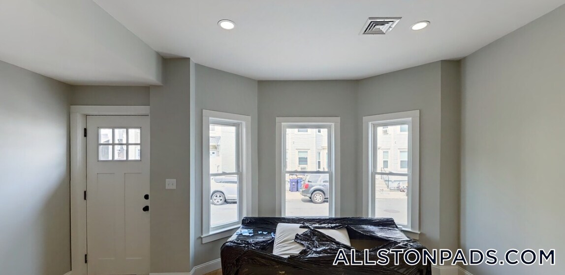 42 Hano St in Boston, MA - Building Photo