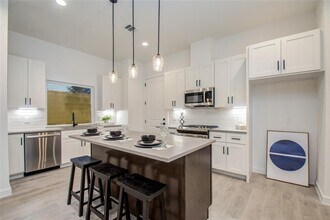 211 E 33rd St in Houston, TX - Building Photo - Building Photo