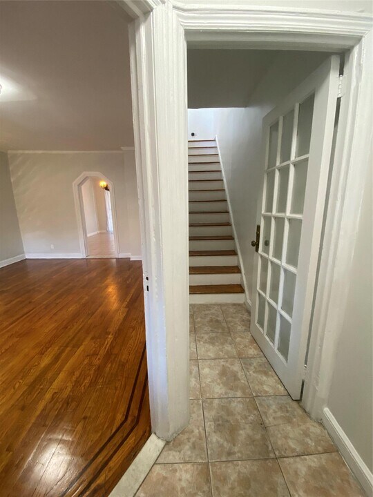 4439 Byron Ave-Unit -2 in Bronx, NY - Foto de edificio