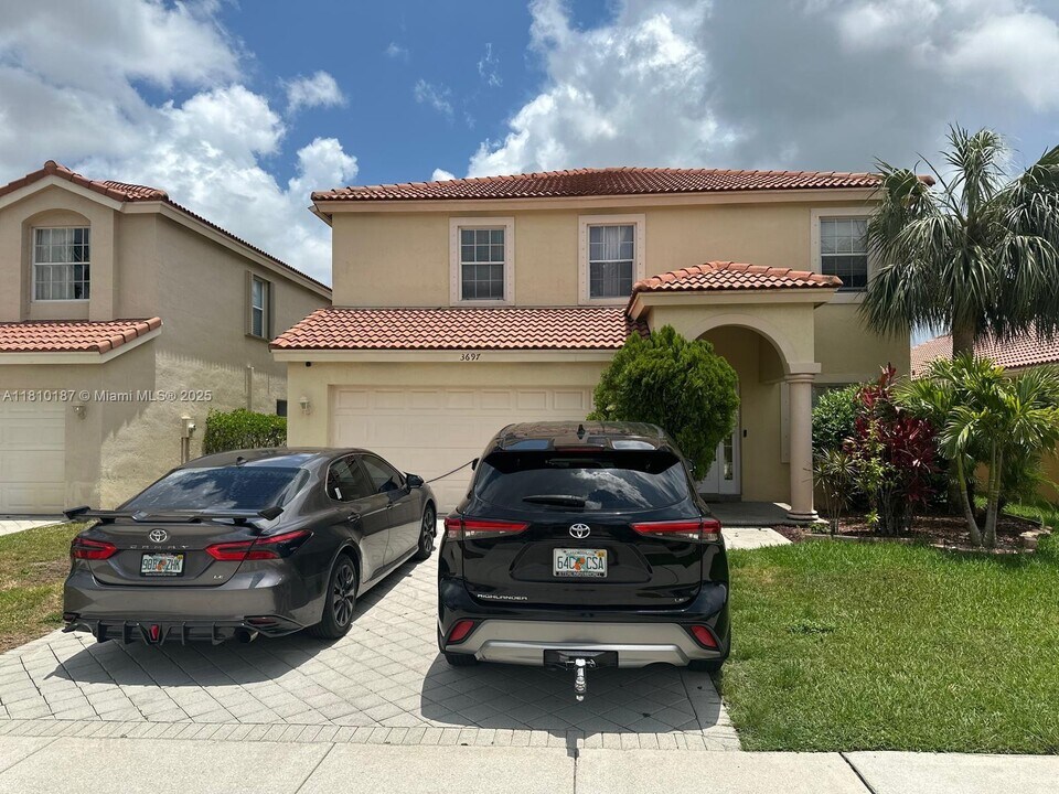 3697 Miramontes Cir in Wellington, FL - Building Photo