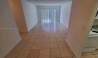 5241 Geneva Ct in Doral, FL - Building Photo