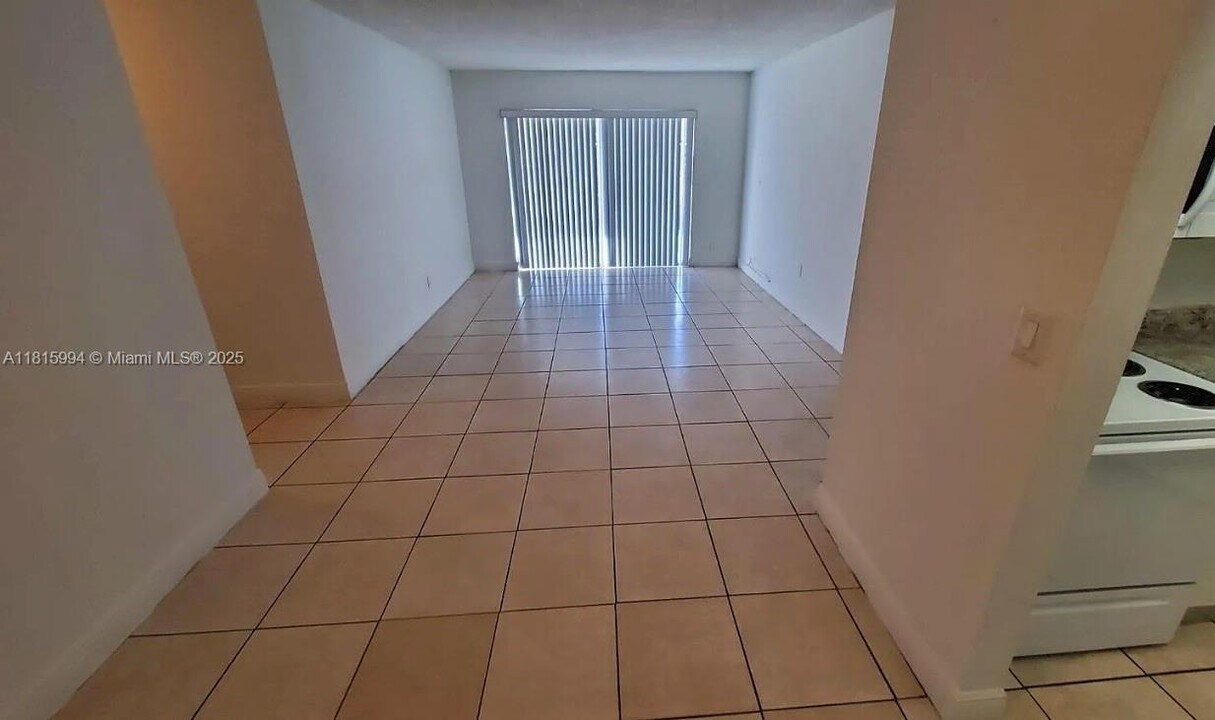 5241 Geneva Ct in Doral, FL - Foto de edificio