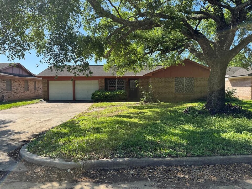 13715 Willie Melton Blvd in Kendleton, TX - Foto de edificio