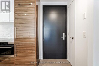 488 University Ave in Toronto, ON - Building Photo - Building Photo