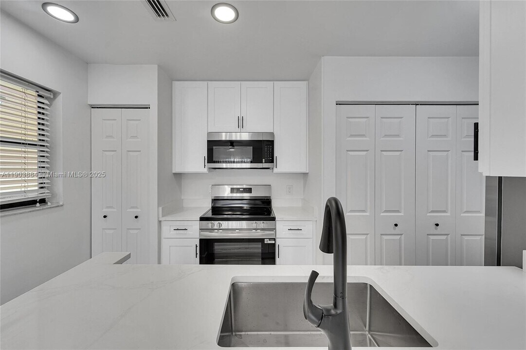 10035 Winding Lake Rd in Sunrise, FL - Building Photo