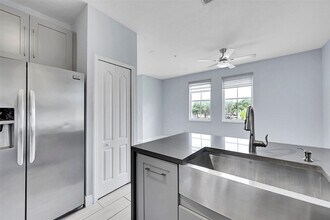 150 Jacaranda Country Club Dr in Plantation, FL - Foto de edificio - Building Photo