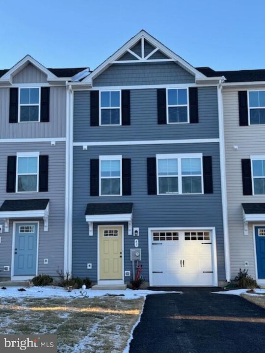 43 Rose Gln Ct in Coatesville, PA - Building Photo