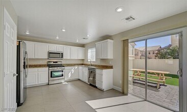 5733 Rose Tiara Dr in Las Vegas, NV - Building Photo - Building Photo