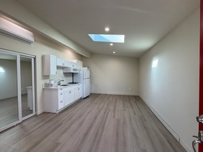 22438 Califa St in Los Angeles, CA - Building Photo - Building Photo