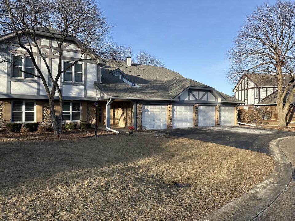 1310 Cromwell Ct in Vernon Hills, IL - Building Photo