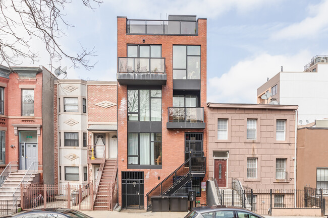 Quincy Manor in Brooklyn, NY - Foto de edificio - Building Photo