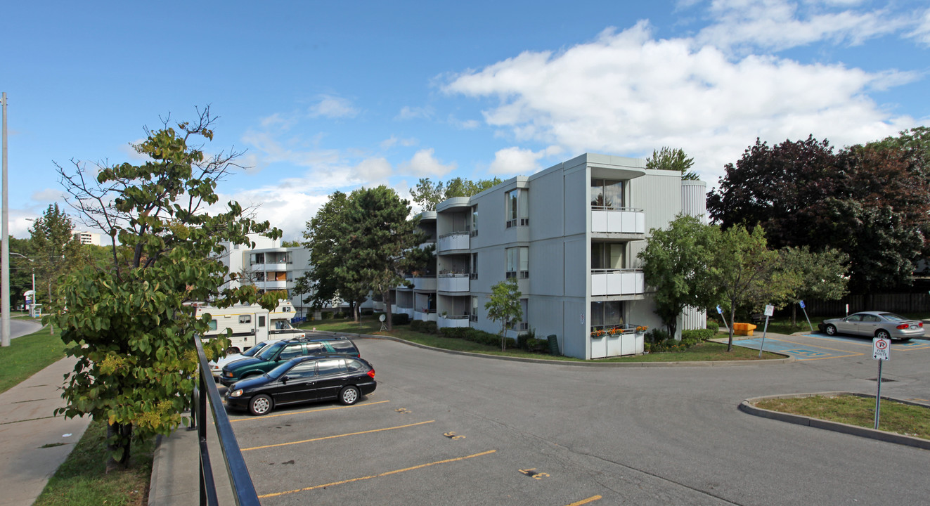 Harwood Manor in Ajax, ON - Building Photo