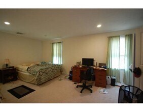 22 Shanley St, Unit #2 in Boston, MA - Foto de edificio - Building Photo