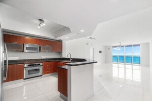 2650 Lake Shore Dr, Unit 1005 in Riviera Beach, FL - Building Photo